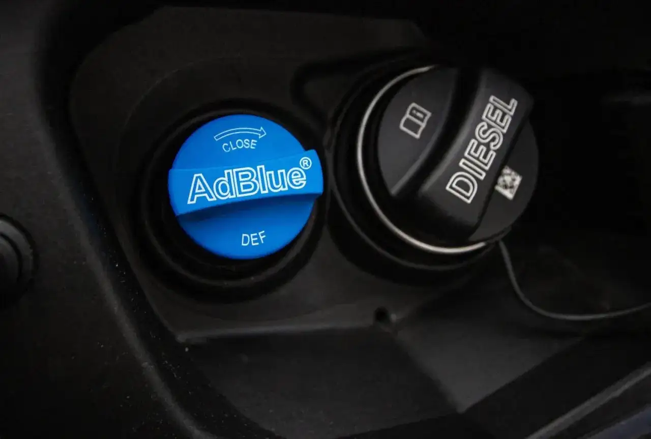 Bl&aring; AdBlue-lock bredvid Diesellocket. Dags att fylla p&aring; AdBlue f&ouml;r att bilen ska g&aring; rent.