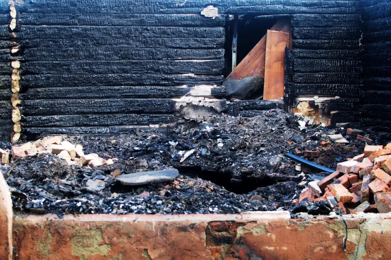 Verkohltes Holz, Ziegel und Schutt: Das ist, was nach Brand entsorgt werden muss. Ein trauriger Anblick der Zerstörung.