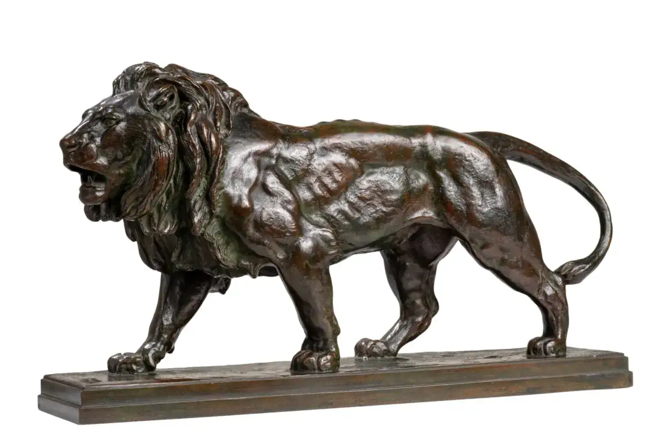 Lion en bronze, &oelig;uvre du sculpteur Barye, sa signature est discr&egrave;te.