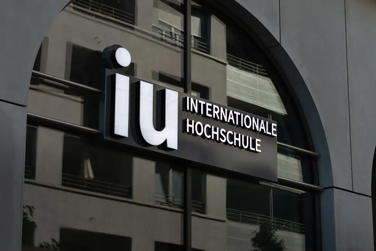 Das Logo der IU Internationale Hochschule, ein Ort für zukunftsorientierte iu fortbildung.