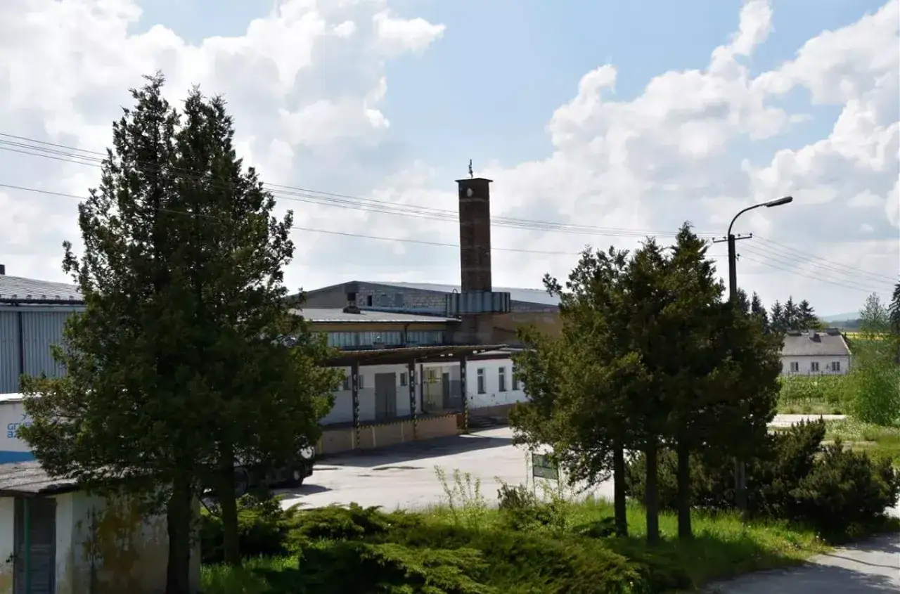 Budynki gospodarcze i komin fabryczny. Czy rolnik płaci podatek od budynków gospodarczych? Pytanie nurtuje wielu.