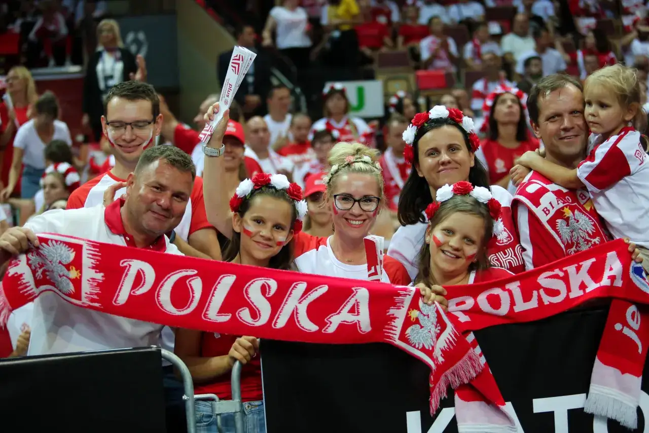 Rodzina kibicuje Polsce, tworząc żywe rekordy w siatk&oacute;wce. Dzieci z malowanymi twarzami i kibicowskimi opaskami na głowach, dorośli z szalikami 