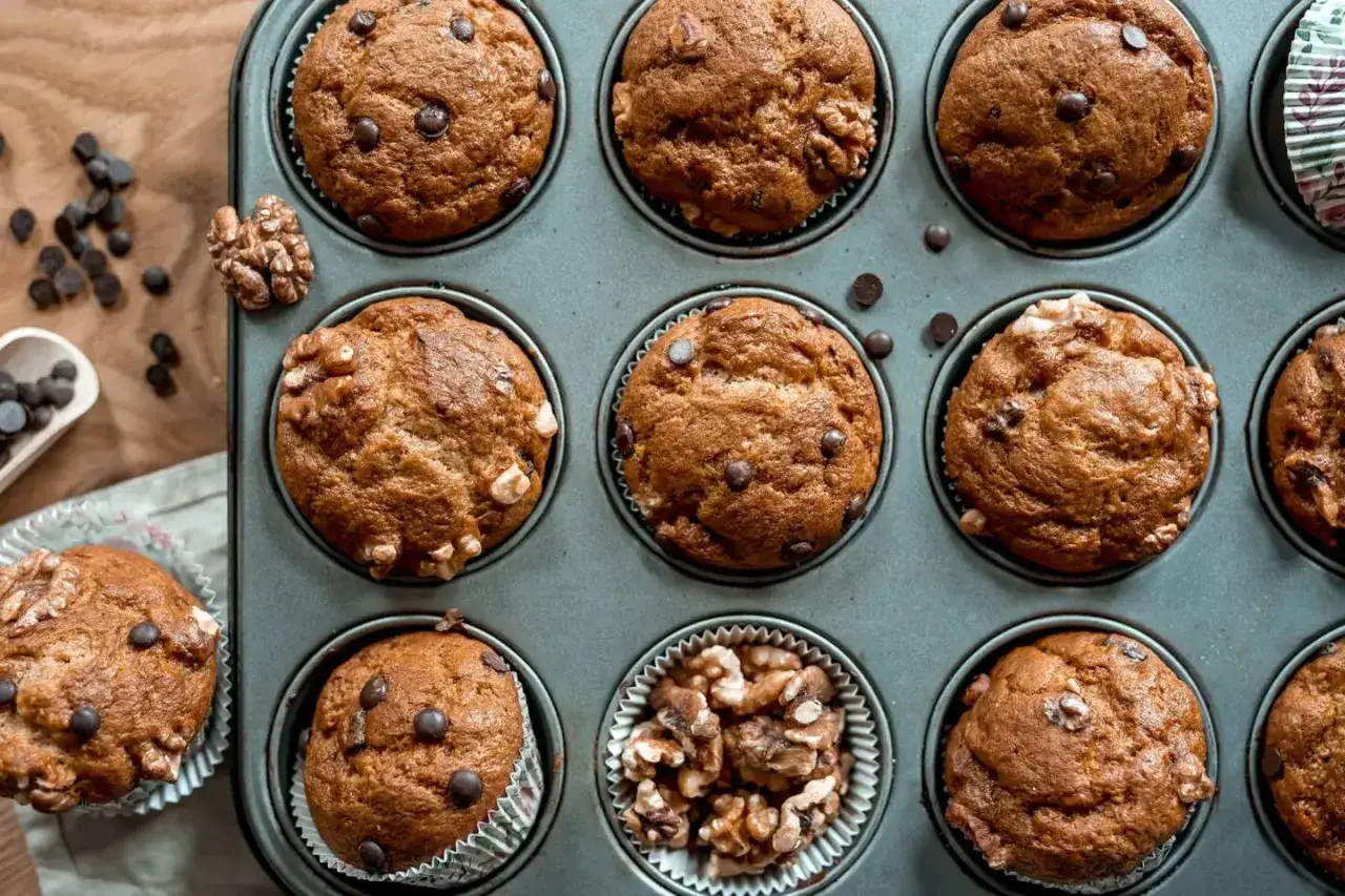 Saftige bananen muffins mit Schokostückchen und Walnüssen, frisch aus der Form. Ein Genuss für jeden Tag!