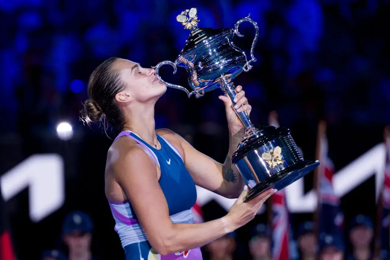 Aryna Sabalenka besa el trofeo, celebrando su victoria en uno de los Grand Slams.