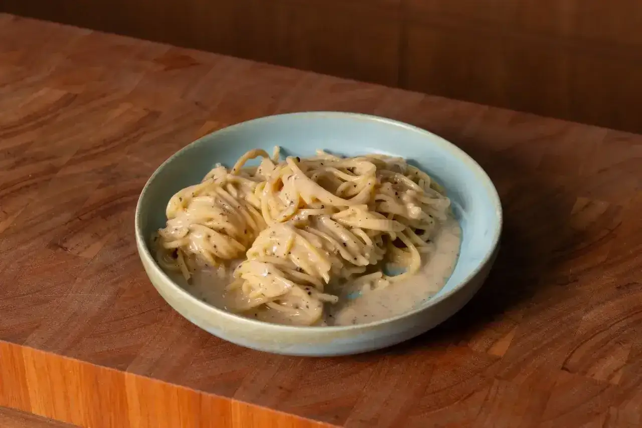 Pyszne spaghetti cacio e pepe w kremowym sosie, idealne na szybki obiad.