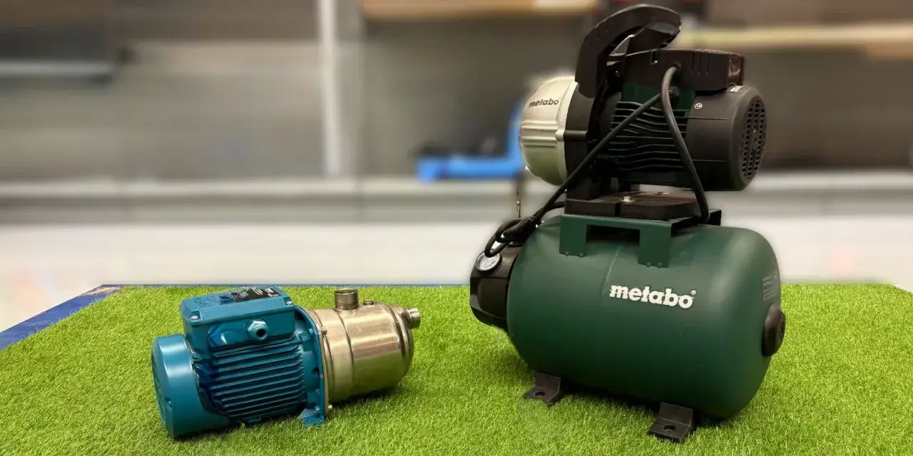 Deux pompes Metabo sur de l'herbe artificielle. Apprenez comment amorcer une pompe pour un fonctionnement optimal.