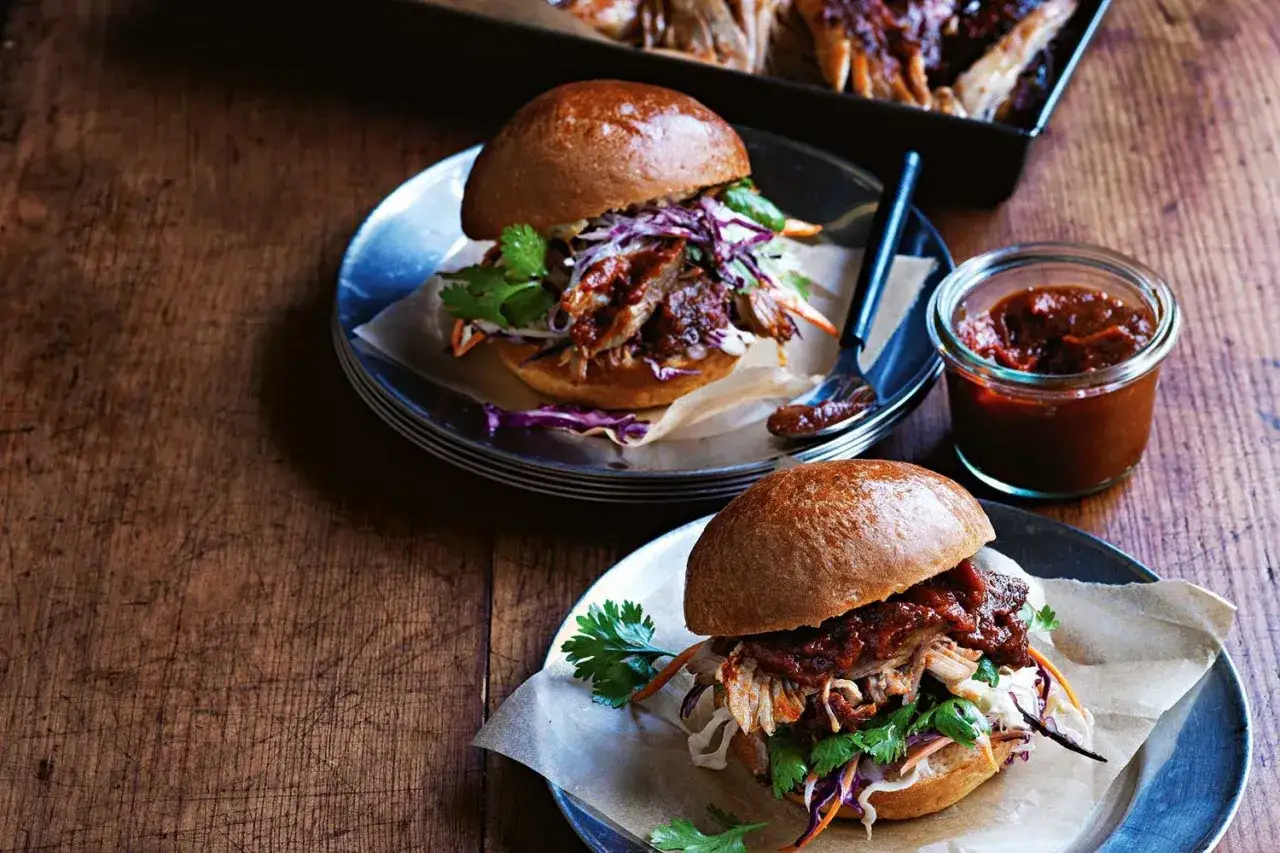 Pulled Pork Burger mit Coleslaw und einer w&uuml;rzigen BBQ-Sauce. Perfekt, welche Sauce zu Pulled Pork Burger passt!