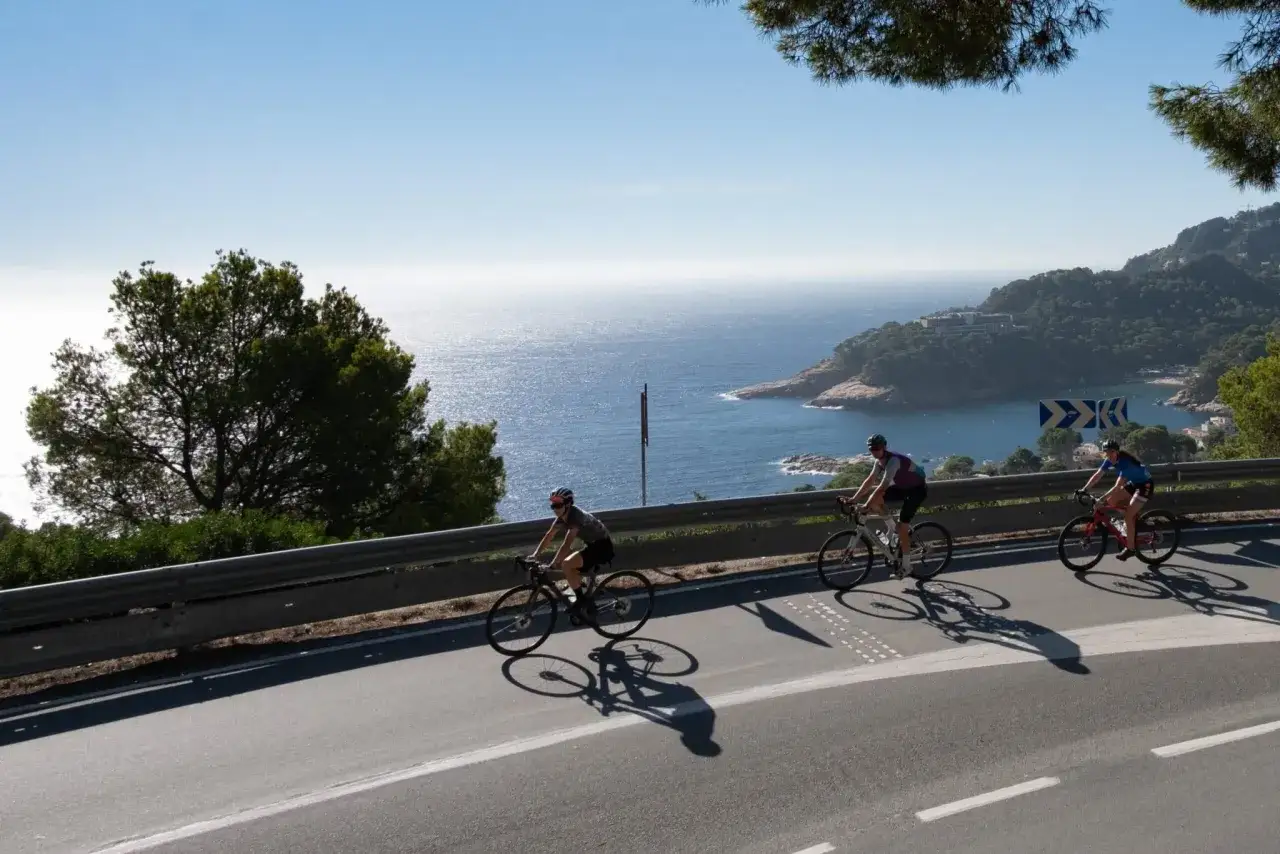 Cicloturismo en Girona: ciclistas disfrutan de la costa y el mar Mediterr&aacute;neo en un d&iacute;a soleado.