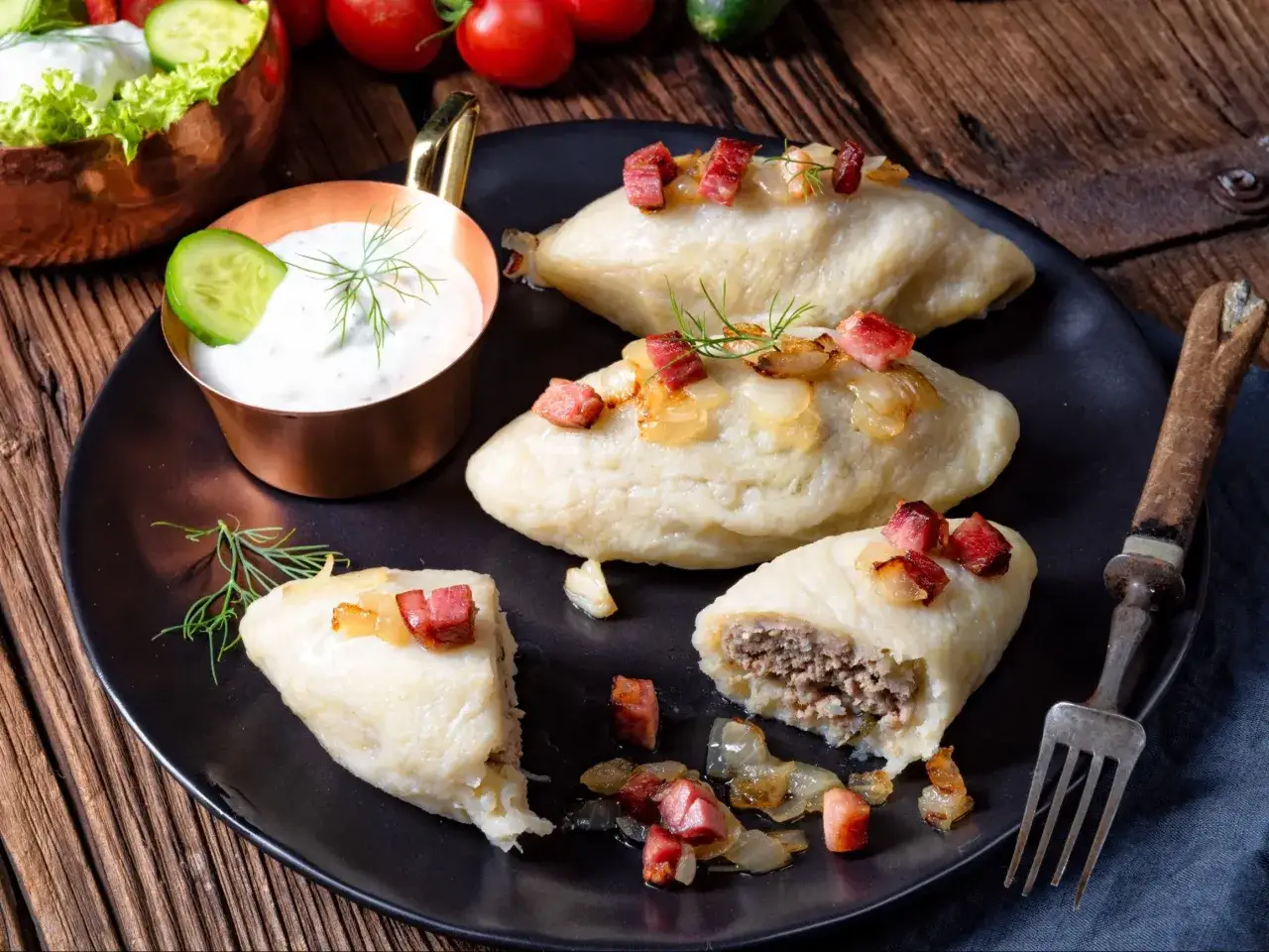 Pyszne kartacze z mięsem, okraszone skwarkami i cebulką, podane z sosem. Smak jak z kartacze przepis babci!