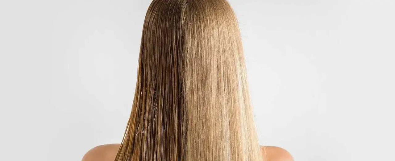 Cabello dividido: una mitad mojada y oscura, la otra seca y rubia. Se puede planchar el pelo mojado para un acabado liso.
