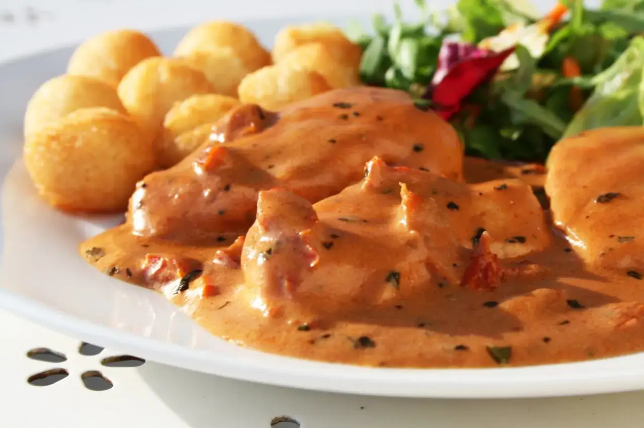 En kr&auml;mig s&aring;s till kyckling, serverad med potatisbullar och en fr&auml;sch sallad. En h&auml;rlig m&aring;ltid!
