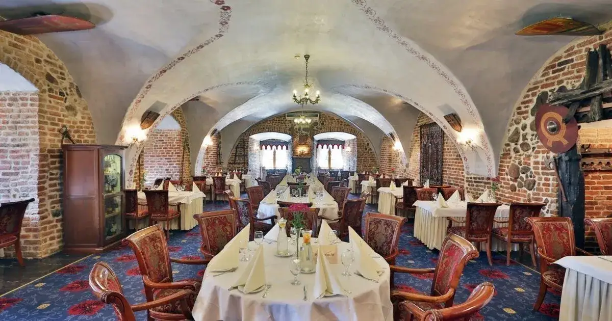 Zamek Ryn restauracja Refektarz wnętrze