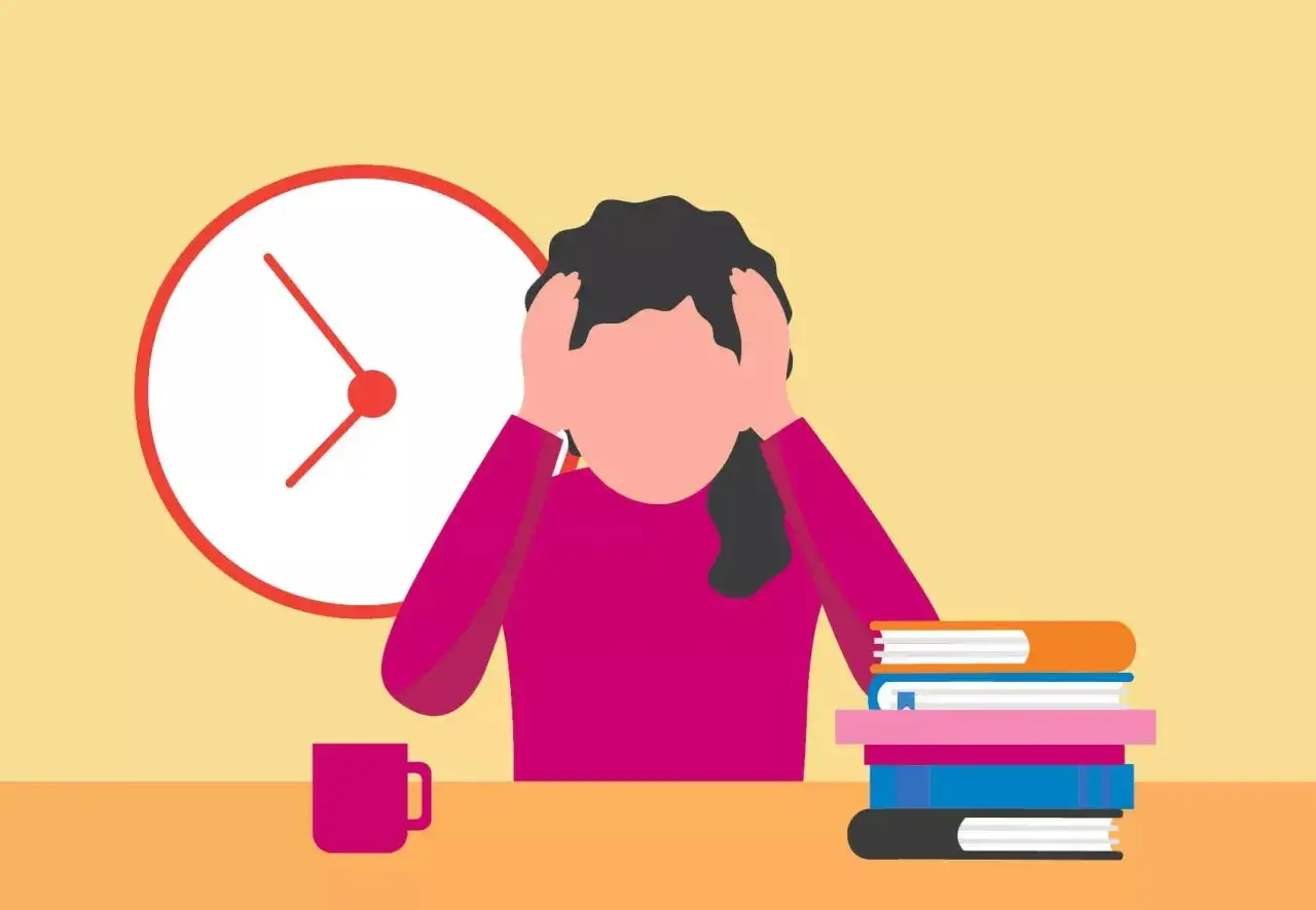 Persona stressata con mani sulla testa, libri e tazza, vicino a un orologio. Possibili difficoltà ad alzarsi la mattina cause.