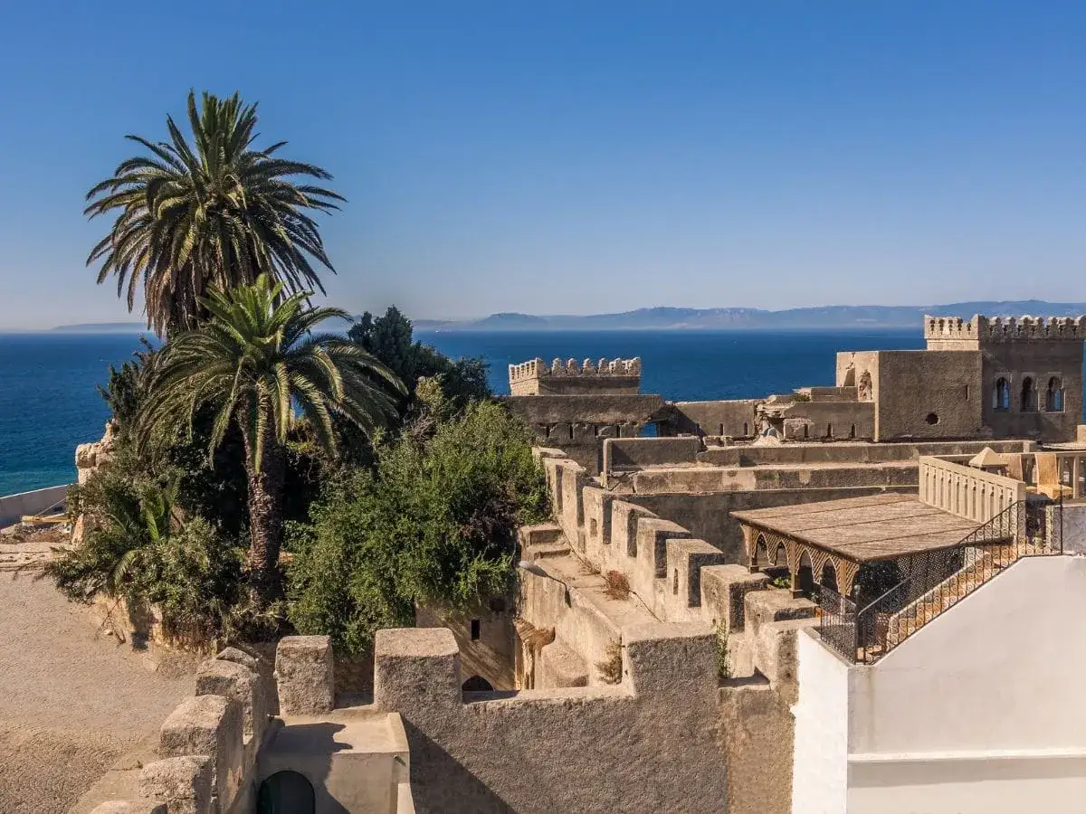 Befestigte Anlage mit Palmen am Meer, ideal f&uuml;r einen Tagesausflug von Tarifa nach Tanger.