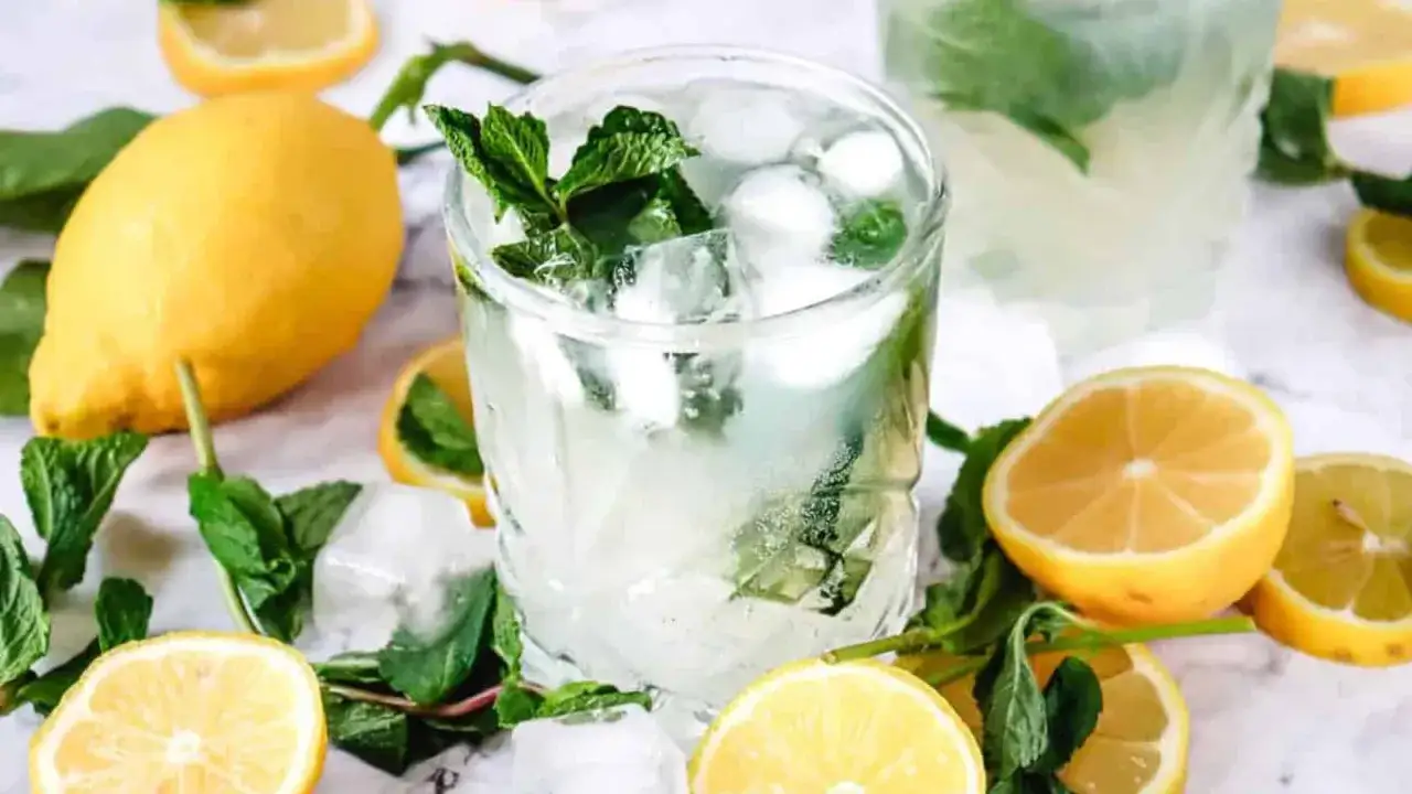 Erfrischende alkoholfreie Cocktails mit Zitrone und Minze, garniert mit Eiswürfeln.