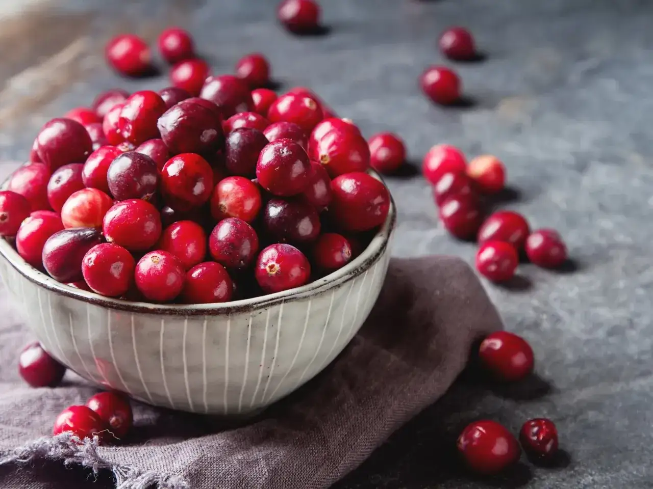 Schale voller frischer Cranberries, die für cranberries in der schwangerschaft gut sind.