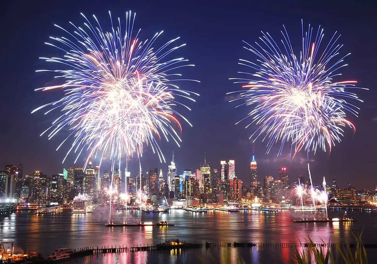 Spektakuläres Feuerwerk über der Skyline von New York City. Ein unvergesslicher Silvester in New York mit leuchtenden Farben am Nachthimmel.