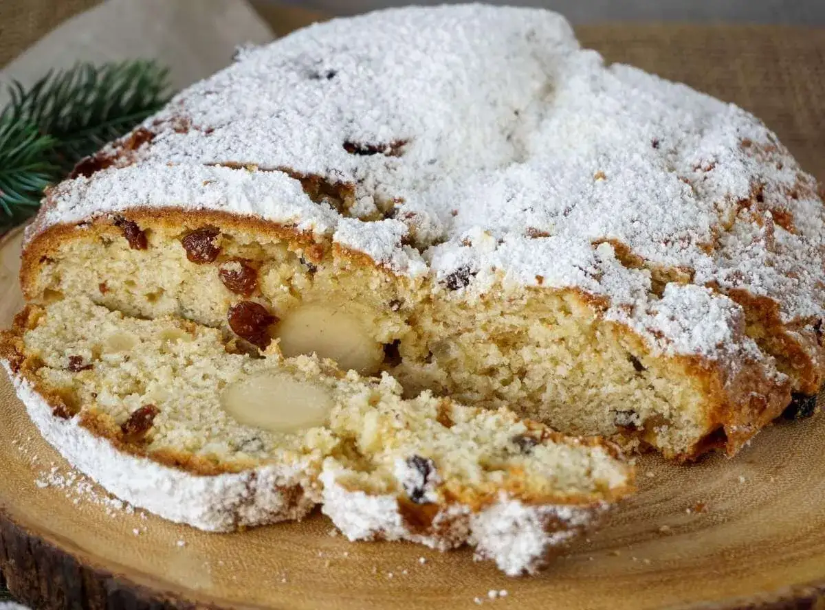 Ein saftiger Quarkstollen mit Marzipan, Rosinen und Puderzucker best&auml;ubt, bereit zum Genie&szlig;en.