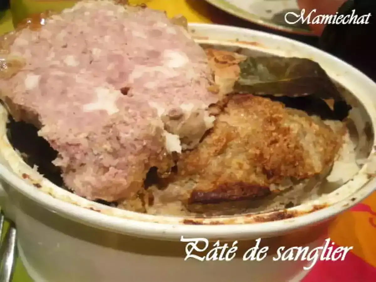 La terrine de sanglier de ma grand-mère, un délice rustique avec sa croûte dorée et ses feuilles de laurier.