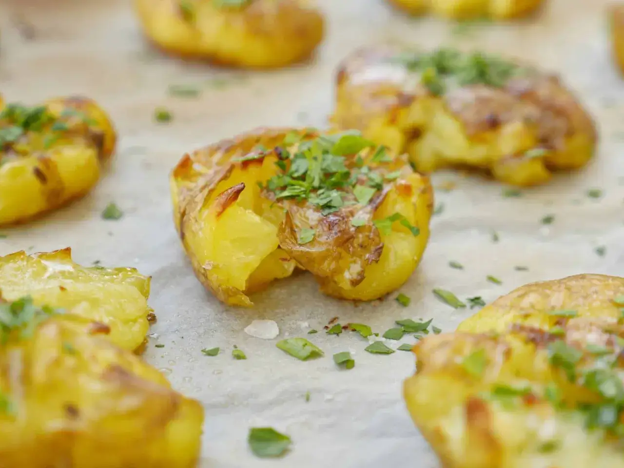 Krispiga, gyllene smashed potatoes med färska örter. Ett enkelt och gott recept på smashed potatoes som passar till det mesta.