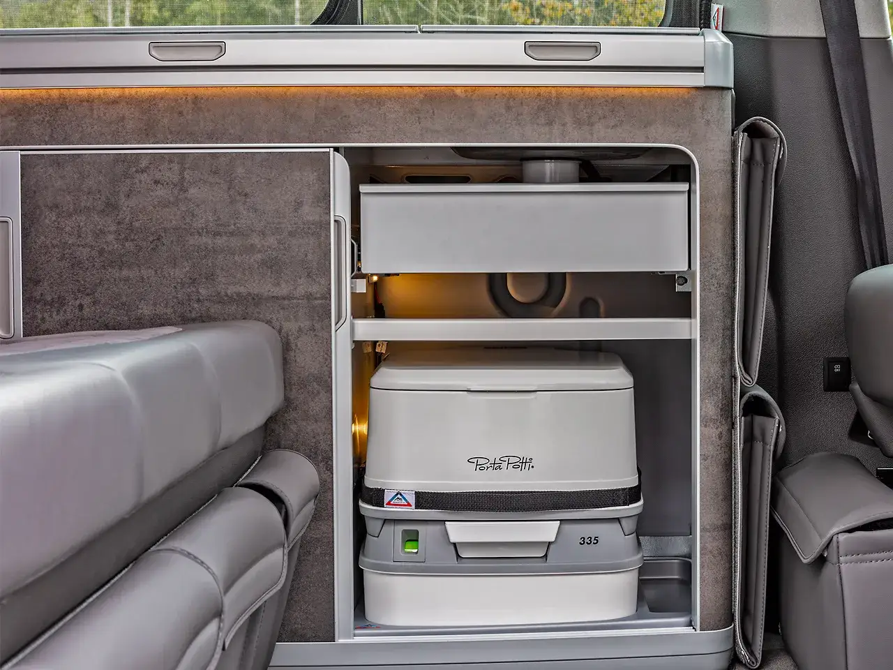 Porta Potti-toalett i en VW California. Bekvämt och praktiskt för resan.