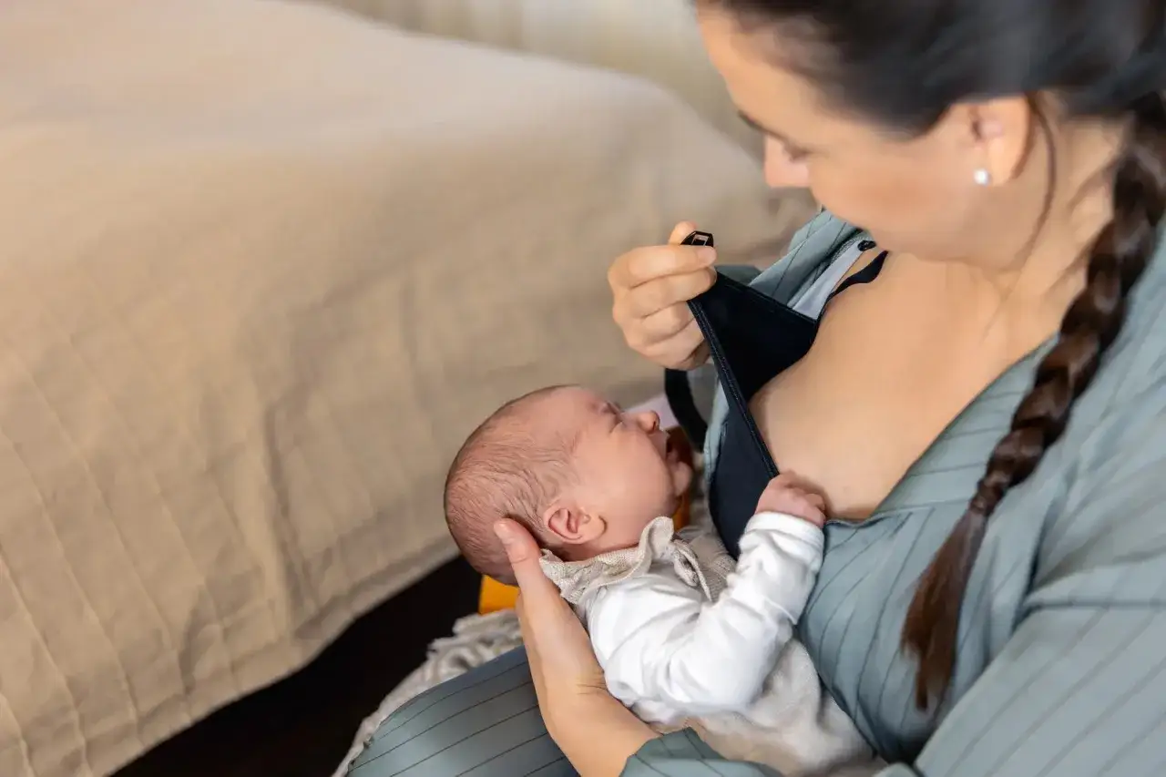 Mamma allatta il suo neonato, un momento intimo e di nutrimento. Evitare di fumare in allattamento è fondamentale per la salute del piccolo.