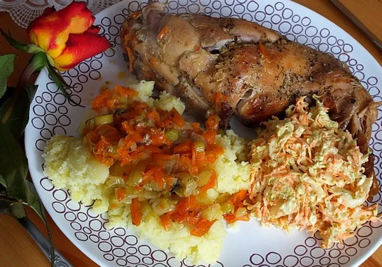 Pieczony królik z puree ziemniaczanym, warzywami i surówką z marchewki. Idealny królik przepis na obiad.