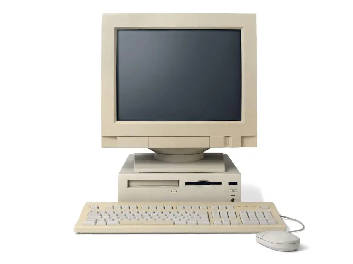 Ein alter PC mit R&ouml;hrenmonitor, Tastatur und Maus. Vielleicht eine Herausforderung, Windows 11 auf alten PC installieren?