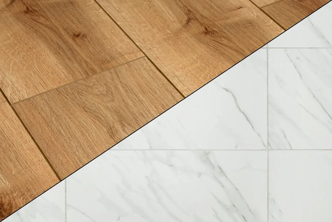 Un côté présente un parquet en bois chaleureux, l'autre un carrelage blanc marbré. Un choix entre deux ambiances pour votre intérieur.
