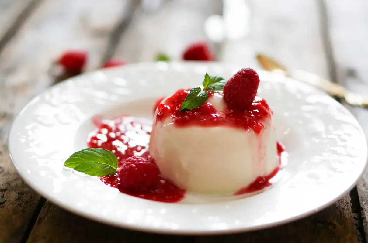 Panna cotta z malinami i miętą. Idealny deser, który możesz przygotować według prostego legumina przepisu.