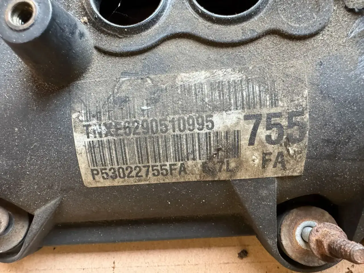 Naklejka z numerem seryjnym na części silnika 5.7 Hemi. Widoczny kod P53022755FA.