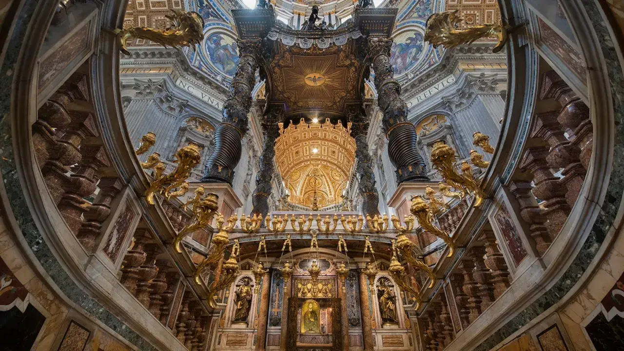 Interno della chiesa di San Pietro a Roma, con il maestoso baldacchino del Bernini e la cupola dorata che illuminano l'altare.
