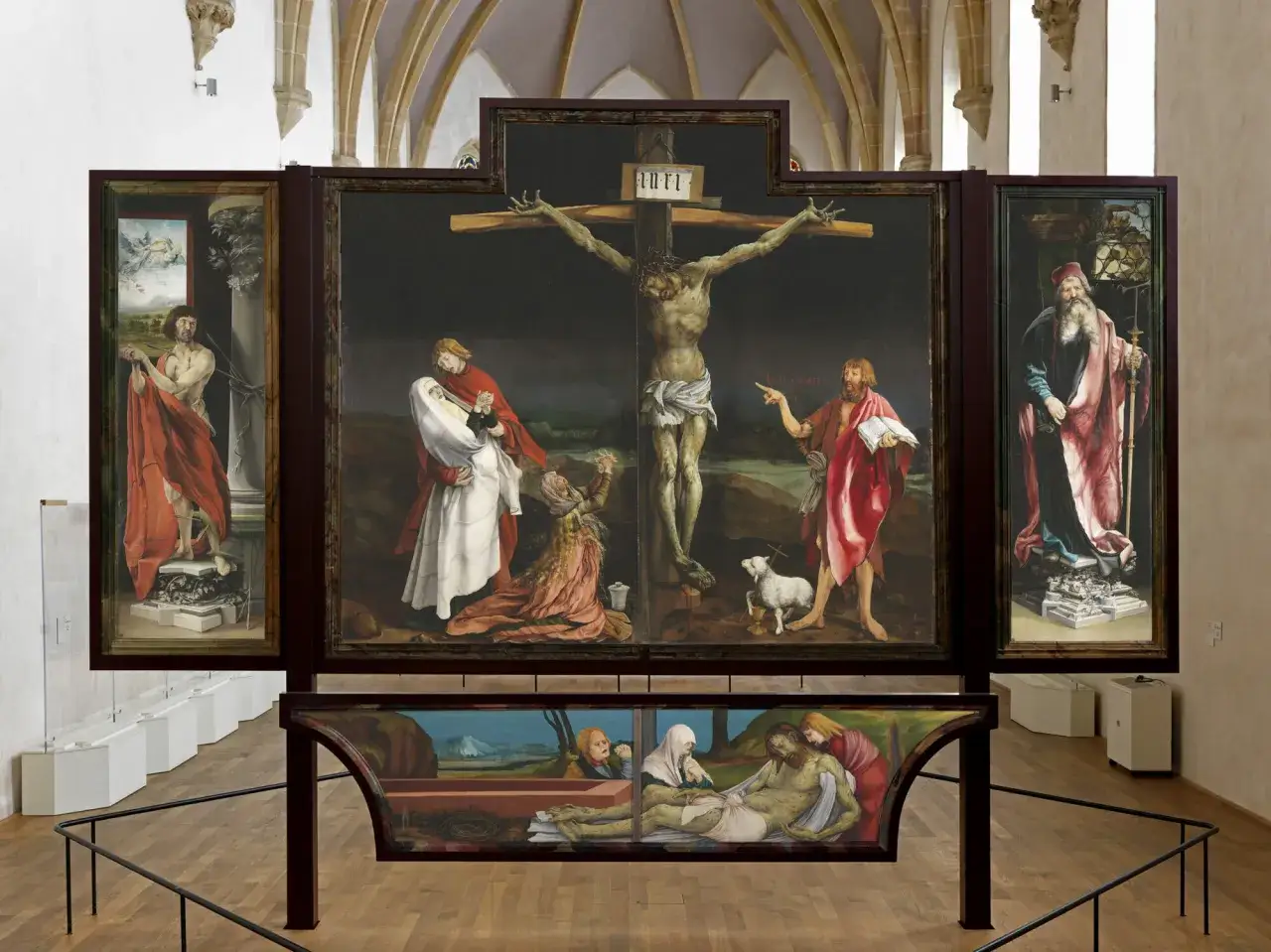 Der Isenheimer Altar in Colmar zeigt die Kreuzigung Christi, Maria, Johannes und weitere Szenen.