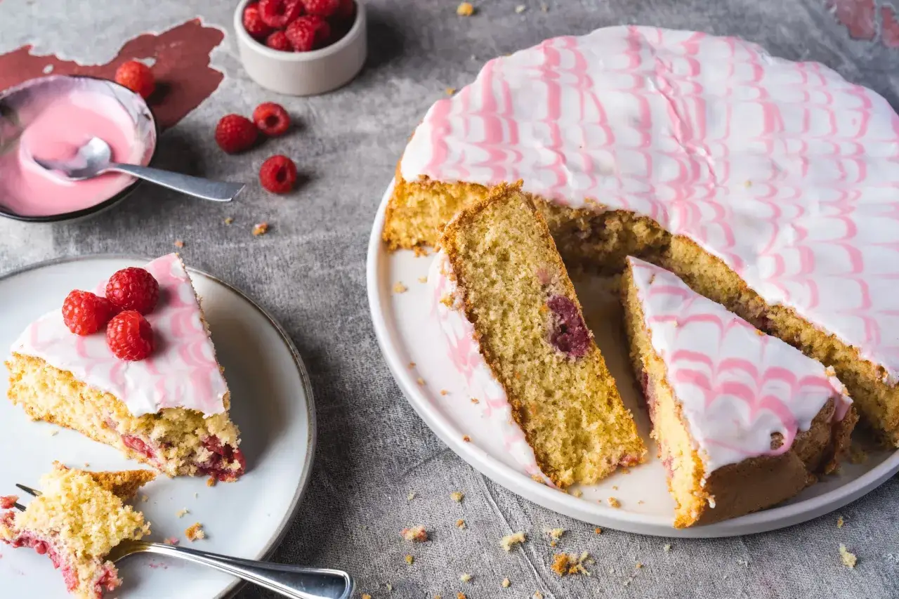 Himbeerkuchen, einfach aber extrem lecker. Ein saftiger Kuchen mit fruchtigen Himbeeren und zarter Zuckerguss-Deko.