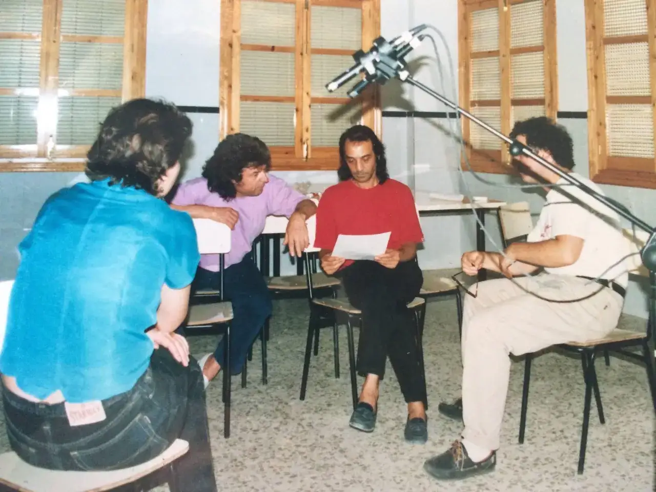 Enrique Morente joven, rodeado de m&uacute;sicos, prepara una grabaci&oacute;n.