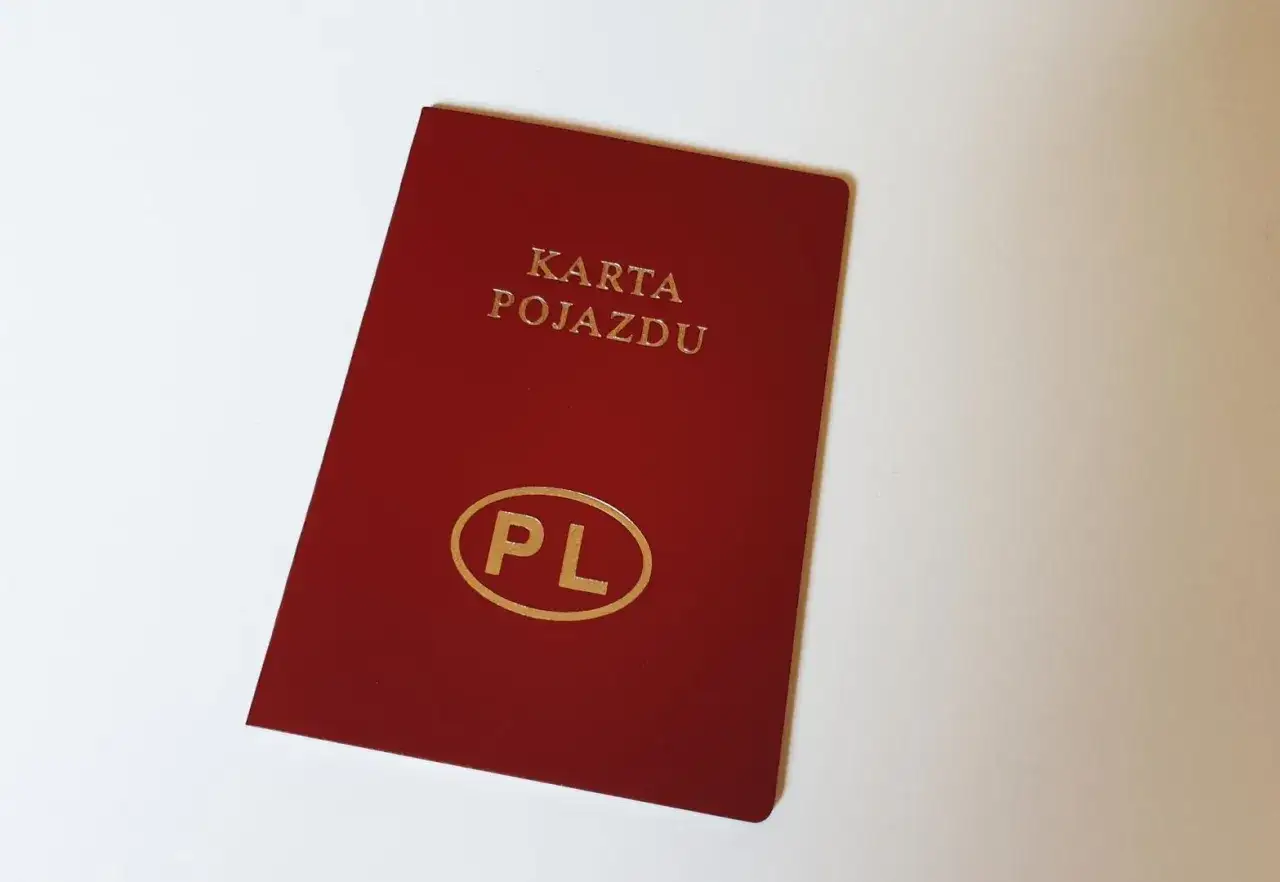 Czerwona karta pojazdu z napisem 