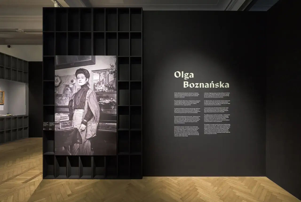 Wystawa prezentuje najciekawsze pamiątki po zmarłych legendach polskiego kina, w tym przedmioty z życia Olgi Boznańskiej.