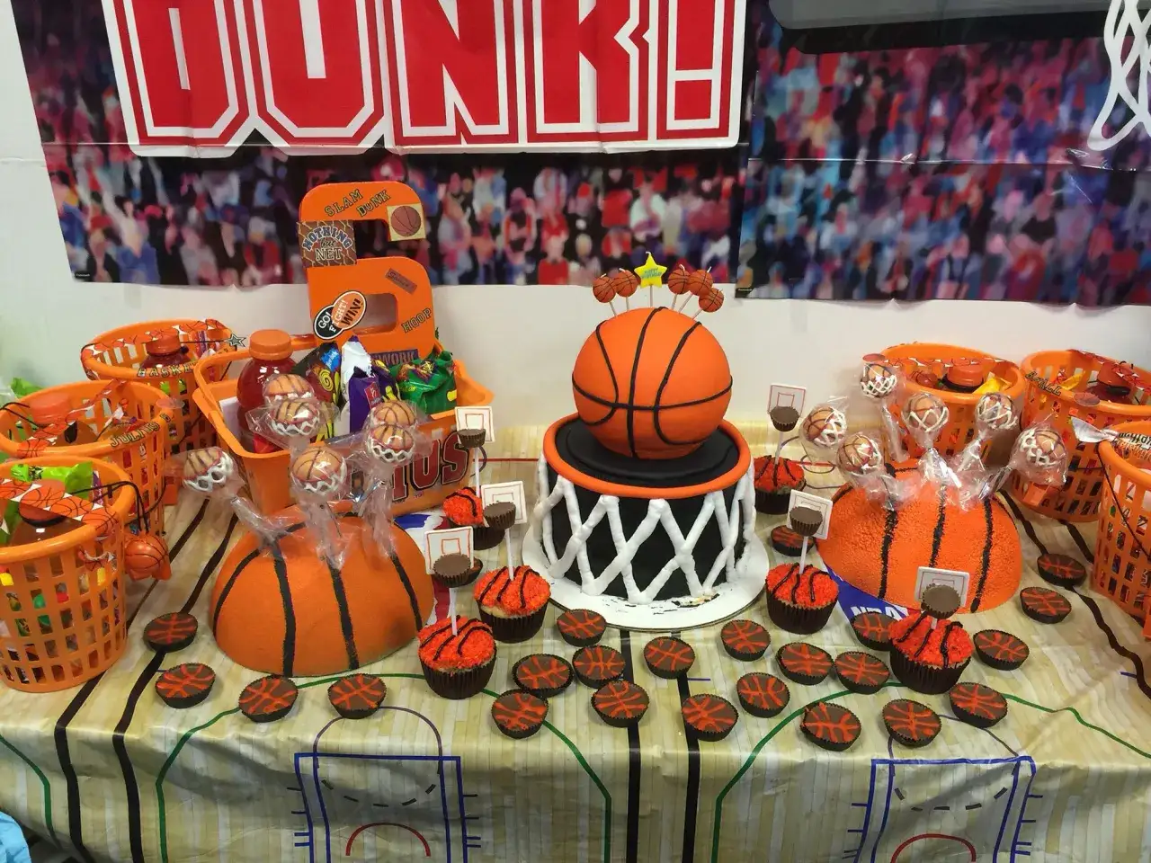 Mesa dulce temática baloncesto: pastel, cupcakes y dulces decorados como balones y canastas. ¡Todo listo para un partido!