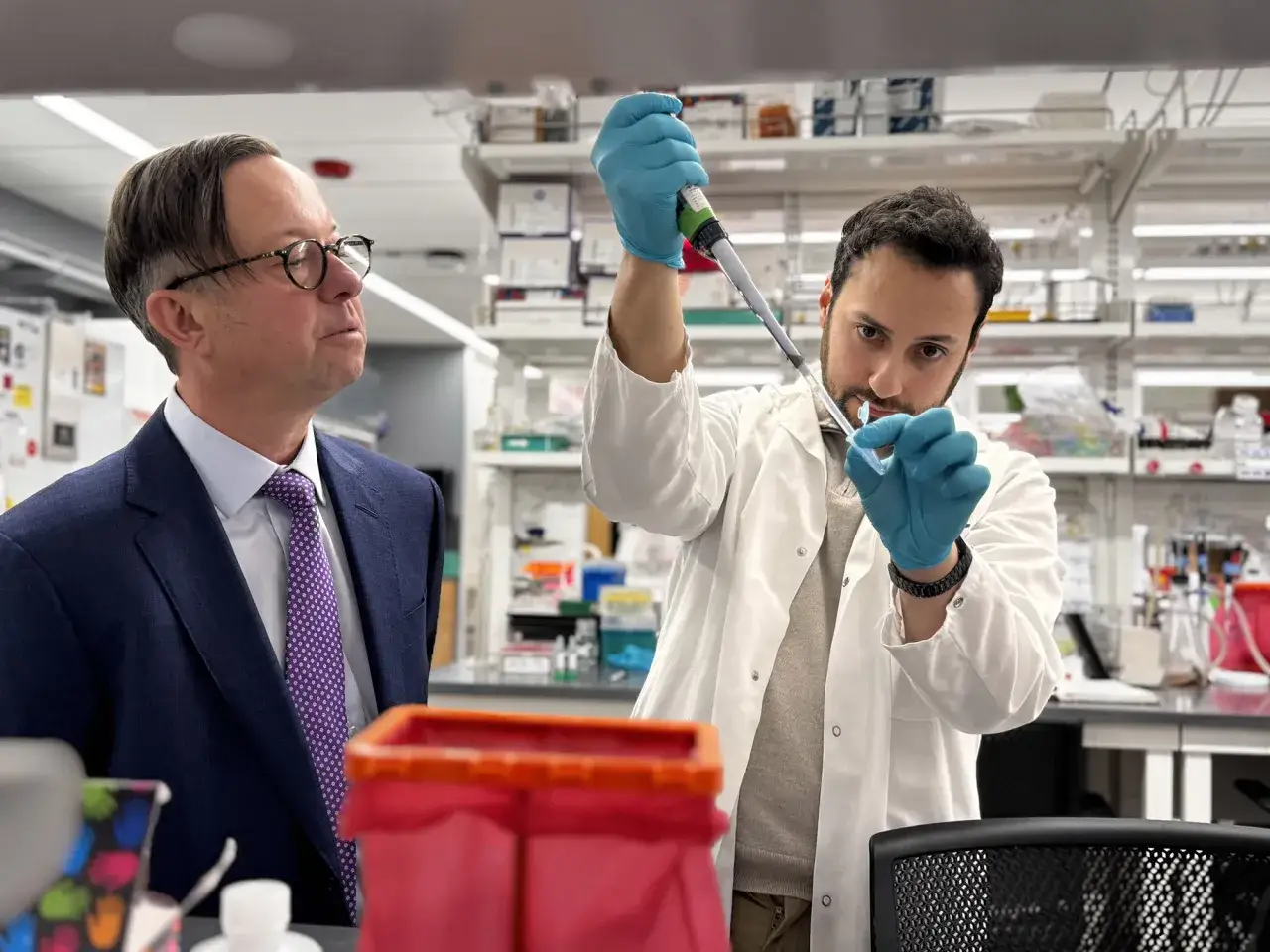 Forskare arbetar med en ny medicin mot schizofreni i ett laboratorium.