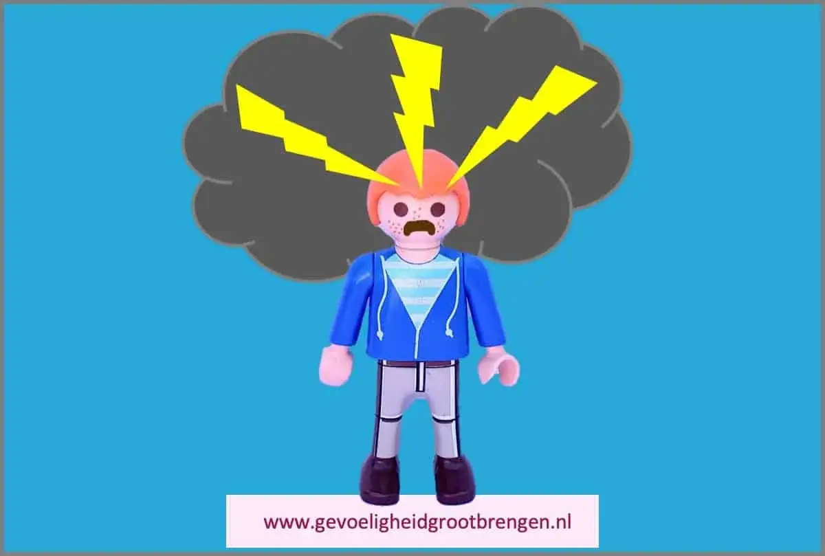 Een Playmobil figuur met blikseminslag boven het hoofd, symbolisch voor hsp en trauma.