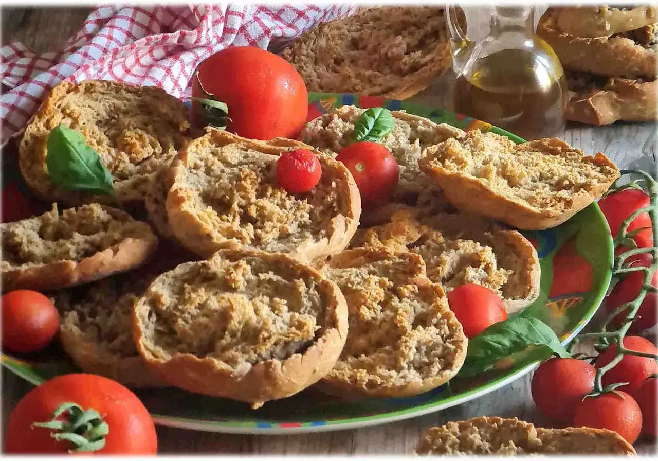 Friselle pronte per essere condite con pomodoro e basilico. Un'idea gustosa su come condirle per un piatto estivo.