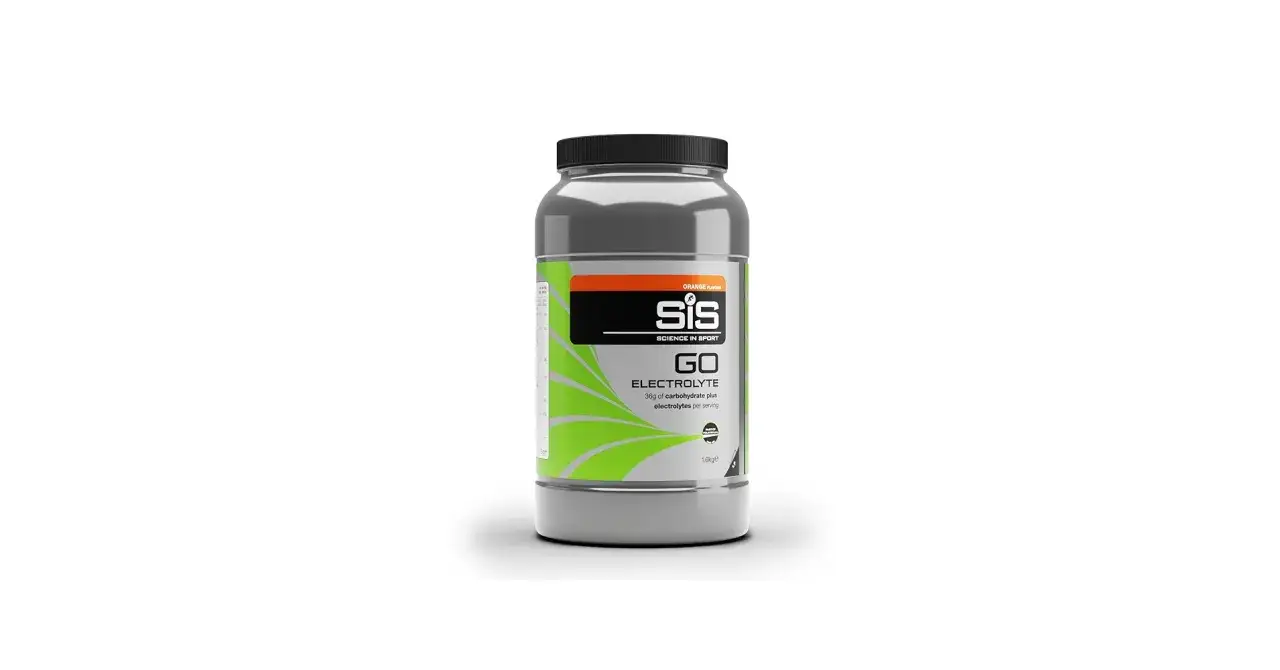 Słoik z pomarańczowym napojem SiS GO Electrolyte, zawierającym mocne elektrolity i węglowodany, idealny dla sportowców.
