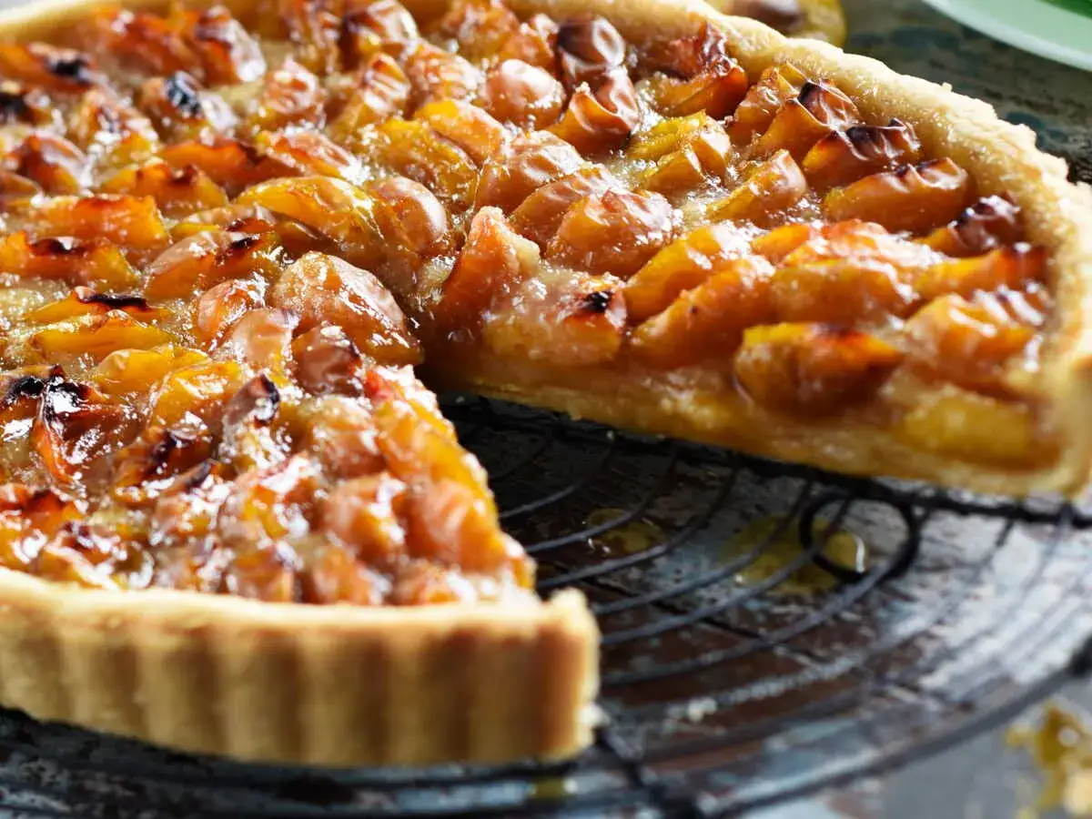 Tarte aux abricots, une spécialité de Metz, avec sa pâte dorée et ses fruits caramélisés.