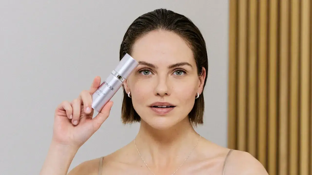 Mujer con serum en mano, descubre para que sirve el serum y luce una piel radiante.