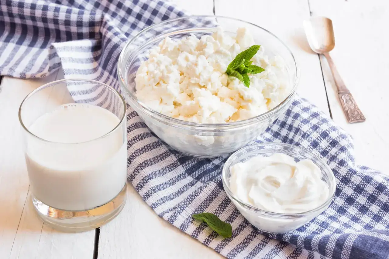 Ricotta fresca, latte e yogurt, ingredienti perfetti per una colazione sana e gustosa.