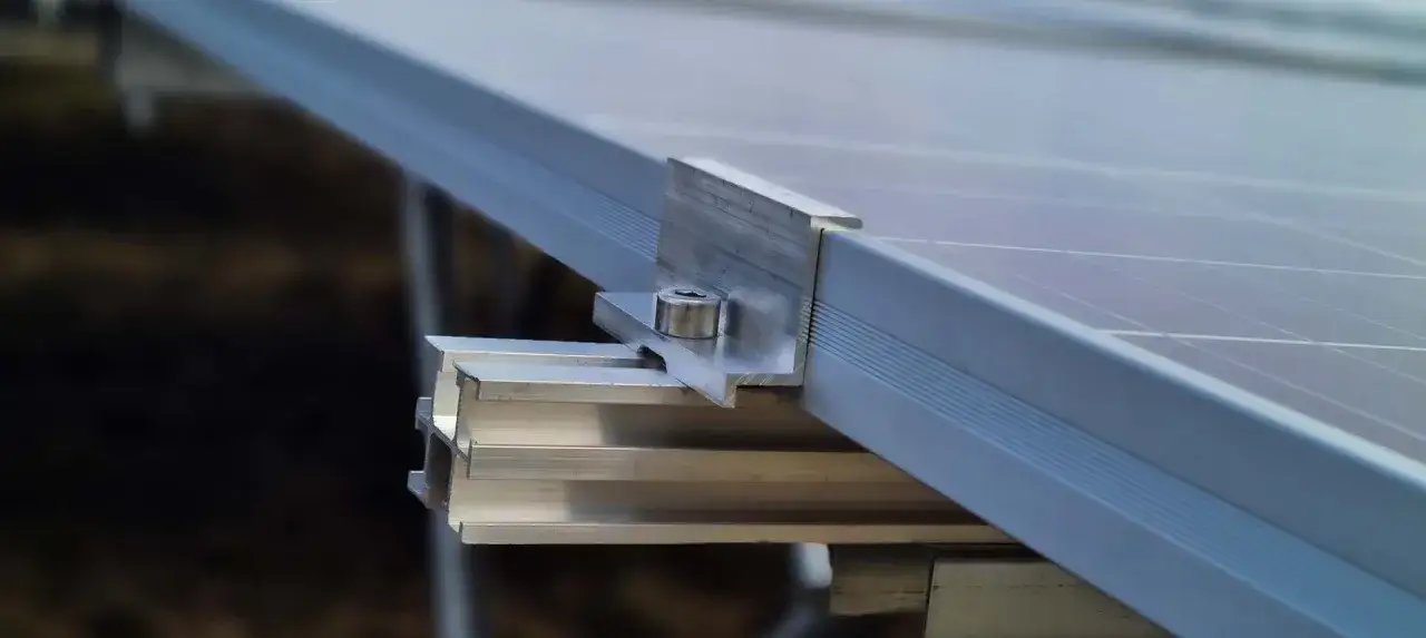 Detaljbild av ett solpanelmontage med esdec montagesystem. Aluminiumprofiler och f&auml;sten syns tydligt.