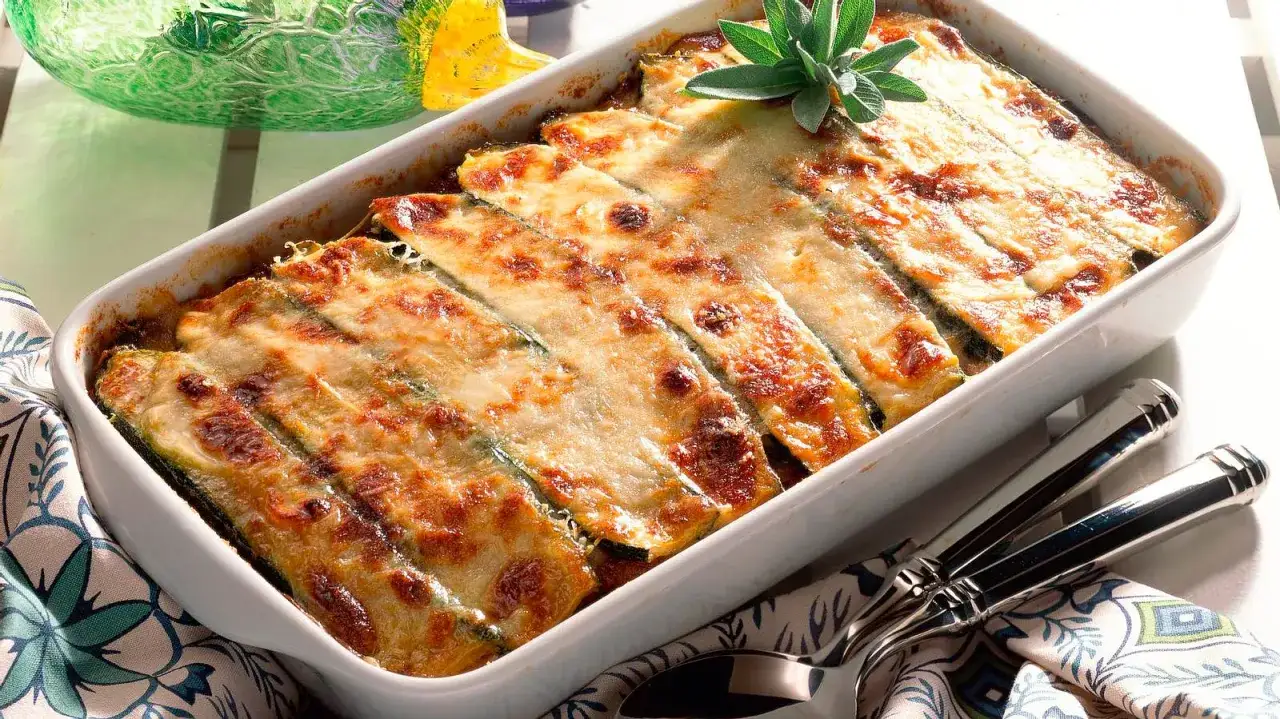 Herzhafte Moussaka mit Zucchini, überbacken mit goldbraunem Käse und garniert mit frischen Kräutern. Ein Genuss für alle Sinne!
