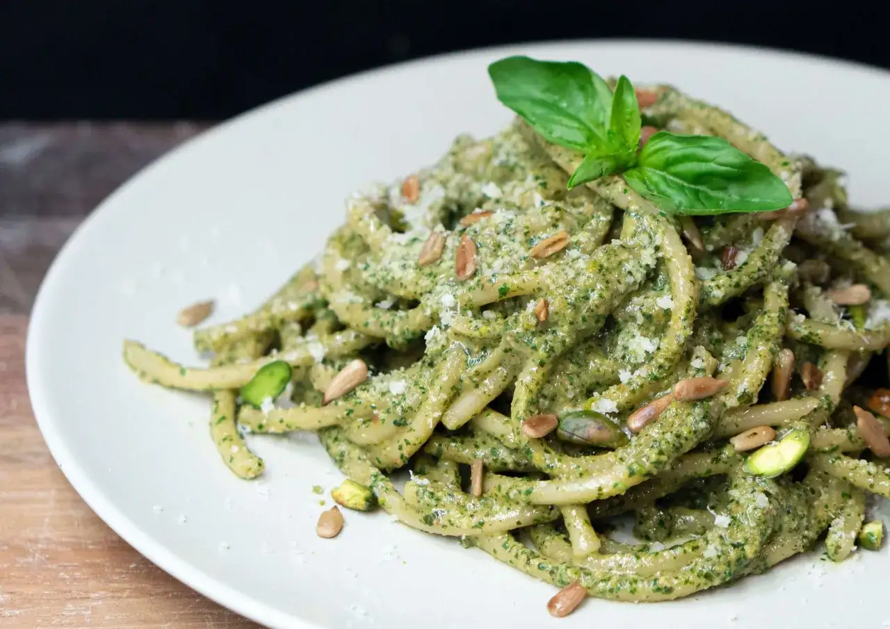 Pasta med kr&auml;mig pesto, toppad med pinjen&ouml;tter, pistagen&ouml;tter och f&auml;rsk basilika. Ett enkelt pesto recept f&ouml;r en god middag.