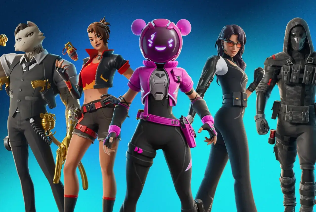 Pięć postaci z gry Fortnite: kot w garniturze, dziewczyna w kurtce, postać z r&oacute;żową głową misia, kobieta w czarnym kombinezonie i żołnierz w czarnym stroju.