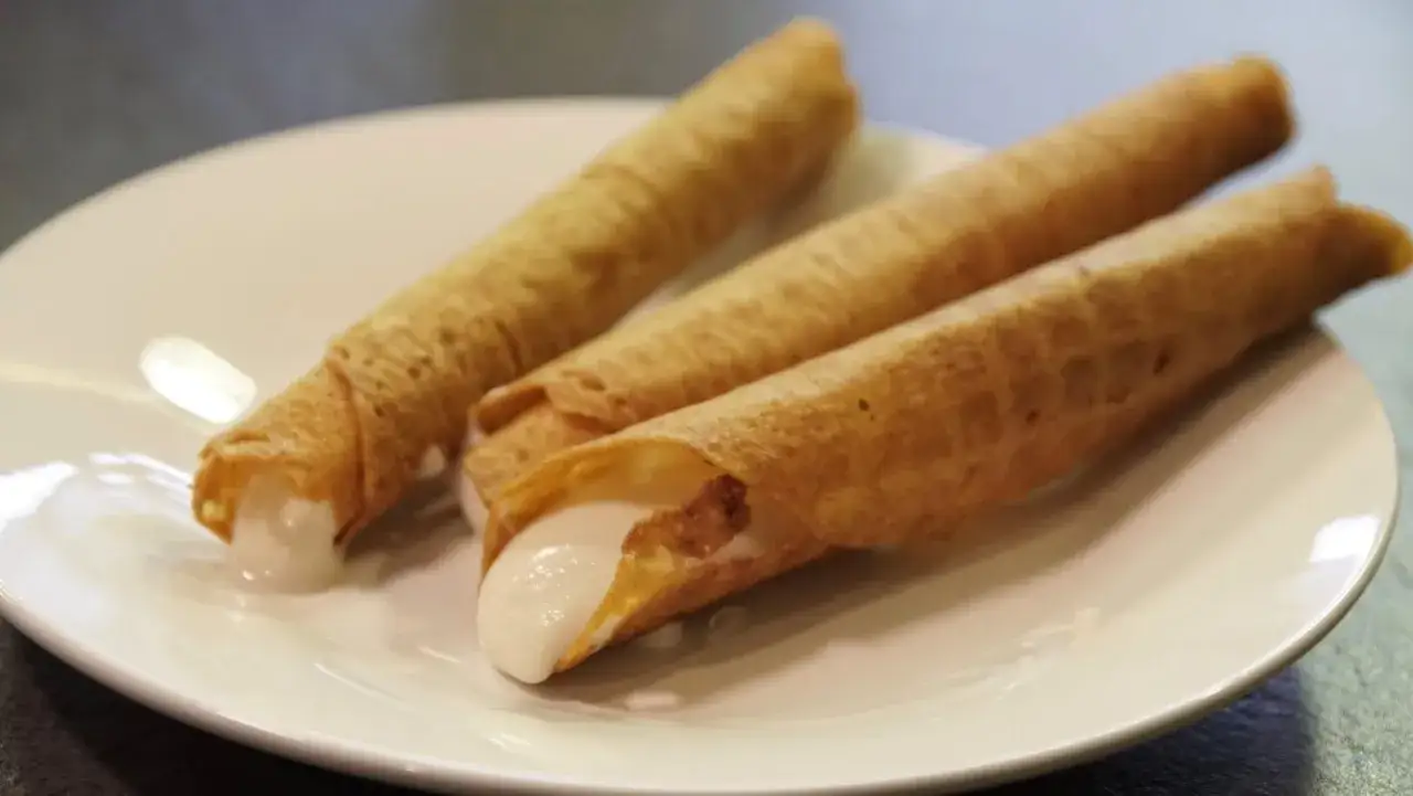Domowe rurki z kremem, które wyglądają jak kupne wafle, kuszą słodkim nadzieniem.